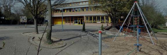 Pausenhof mit Spielplatz